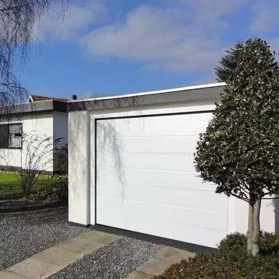 Гаражные ворота белого цвета